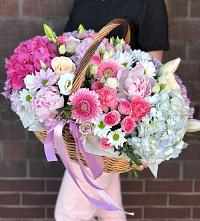 Композиция солнечный день в Грязовце Цветочная композиция из Розы, Хризантемы, Пионы и Лизиантусы в корзине в Грязовце
