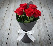 Букет 5 Красных роз Эдлесс Лав в Грязовце