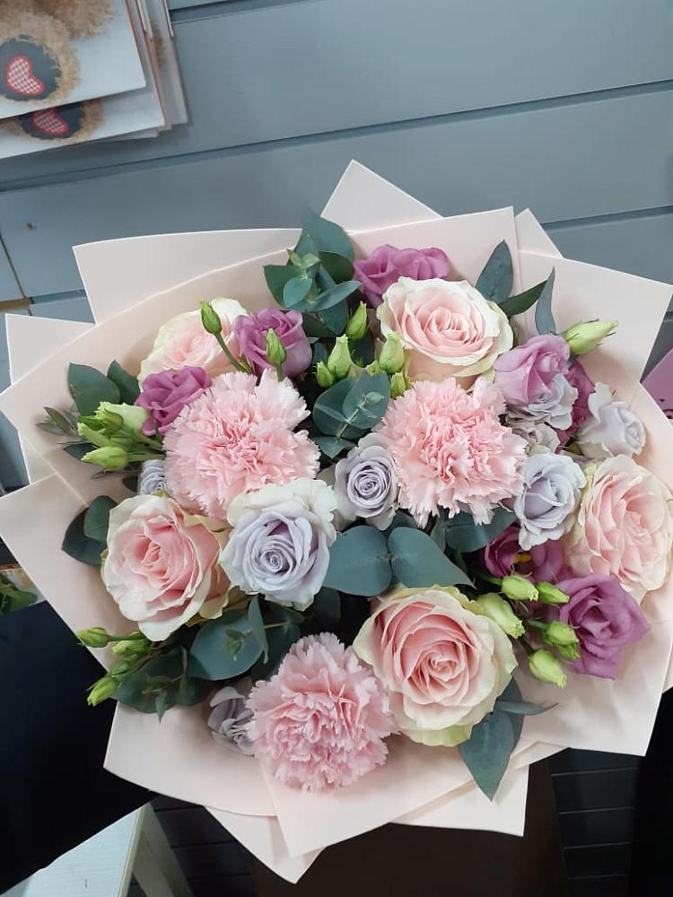 Букет цветов из: Розы, Гвоздики и Лизиантусы в Грязовце